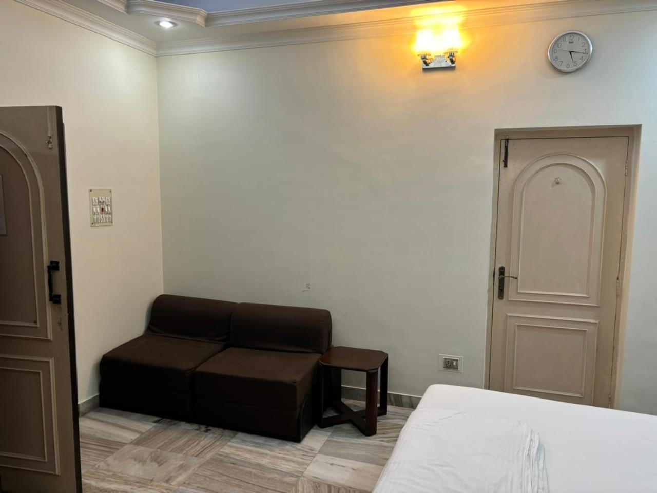 Om Sai Villa Guesthouse Kalkutta Exterior foto